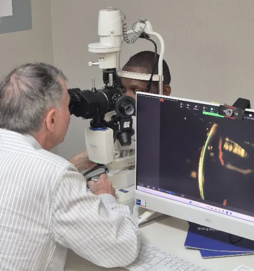 Dr. César em consulta